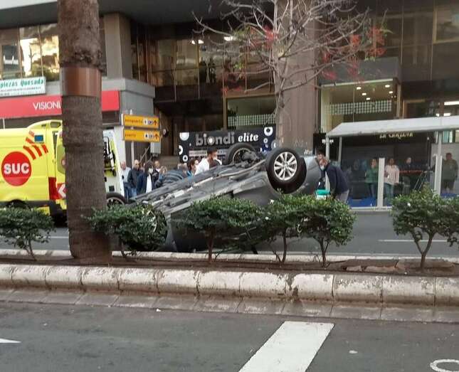 Imagen del vehículo que volcó en el accidente/TA.
